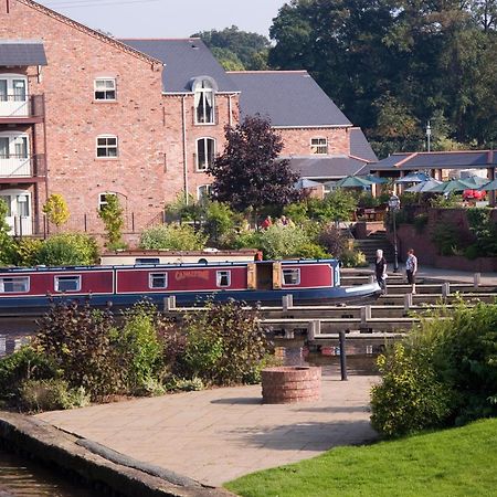 Lion Quays Resort Chirk Extérieur photo