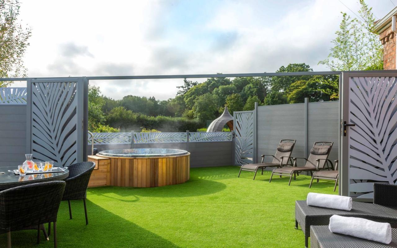 Lion Quays Resort Chirk Extérieur photo