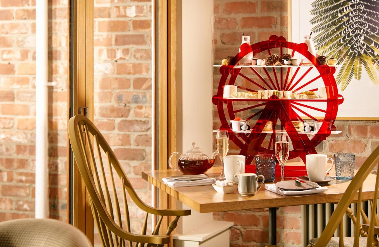 Lion Quays Resort Chirk Extérieur photo